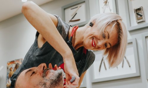 [FOTO/VIDEO] Još u vrtiću barbike bi joj brzo oćelavile, s 20 godina krenula je brusiti zanat u Londonu, a danas brojni muškarci jedva čekaju da im Sandra Zajec stavi britvu pod vrat