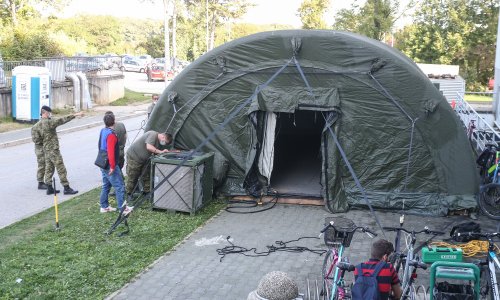 [FOTO/VIDEO] Pogledajte kako Hrvatska vojska postavlja šatore ispred KBC-a Zagreb