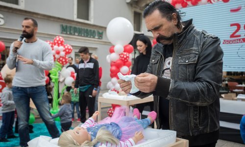 Prizor koji je mnoge iznenadio: Damir Martinović Mrle na riječkom Korzu pokazao kao previja dječje pelene