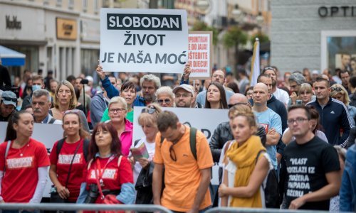 [FOTO/VIDEO] Bez maski i socijalne distance, s Festivala slobode u Rijeci poručili: Hrvatskom se širi virus zajedništva