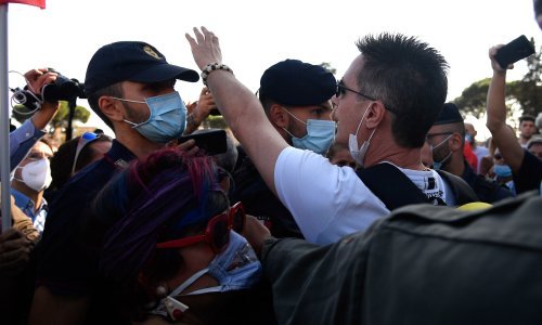 Stotine neofašista na prosvjedu protivnika nošenja maske u Rimu: 'U Trumpa vjerujemo'