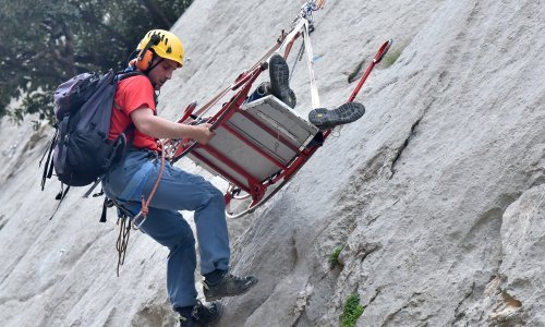 Ekipa HGSS-a u zadnji čas spasila osobu koja je doslovno 'visjela' s Kalnika