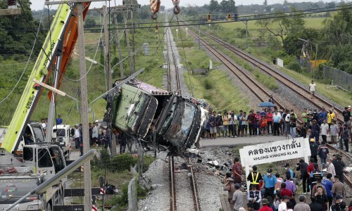 U sudaru vlaka i autobusa poginulo najmanje 20 ljudi
