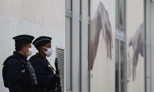 Četrdesetak ljudi napalo policijsku postaju u predgrađu Pariza