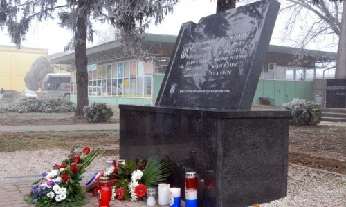 Svijeće i cvijeće za dvanaest redarstvenika