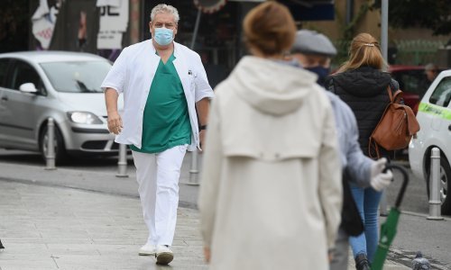 Upucani 31-godišnji policajac je stabilno, nisu mu oštećeni vitalni organi; ravnatelj bolnice: Treba zbrinuti prostrijelne rane po principu ratne kirurgije