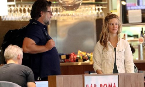 Prijatelji ili ipak nešto više: Russell Crowe u društvu 26 godina mlađe plavuše