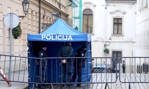 [VIDEO, FOTO] Ovako danas izgleda Markov trg: Ograde, policijski punkt i pristup samo s posebnom dozvolom