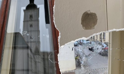 [FOTO] U pucnjavi na Markovu trgu više metaka proletjelo je u zgradu Vlade, pukom srećom nitko nije bio ozlijeđen. Pogledajte fotografije