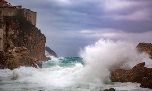 Valovi veći od pet i pol metara zapljuskuju Dubrovnik; ulice Šibenika potopila obilna kiša