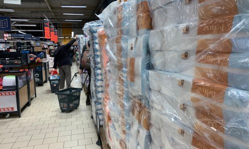 U strahu od lockdowna Nijemci navalili na trgovine: prazne se police s toaletnim papirom