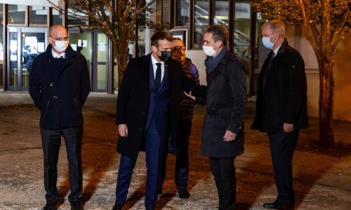 Terorizam kraj Pariza: 18-godišnjak ubio profesora koji je učenicima pokazivao karikature Muhameda. Macron stigao na mjesto zločina, ministar: Ovo je napad na francusku naciju