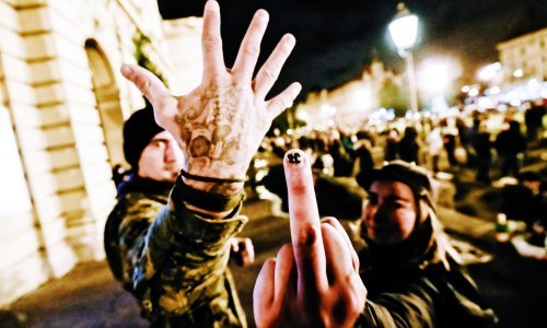 [VIDEO/FOTO] Korona u Zagrebu kosi sve pred sobom, no mlade ispred HNK to ne dotiče: Pogledajte kako je sinoć bilo na platou pred kazalištem