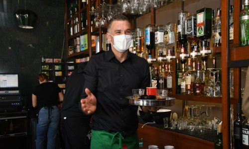 [VIDEO] Trener Slaven Belupa ispunio obećanje, i ove se subote stavio sugrađanima na raspolaganje dvoreći ih s tacnom u rukama i pregačom oko struka