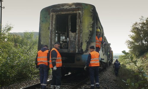 [FOTO/VIDEO] Uzrok požara na putničkom vlaku kvar na motoru