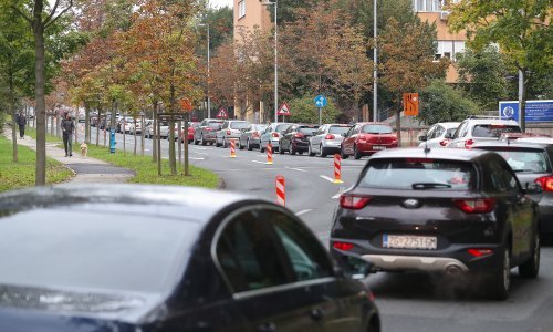 [VIDEO/FOTO] Čuvajte se gužve: Za testiranje na koronavirus u Zagrebu čeka se u kilometarskim kolonama