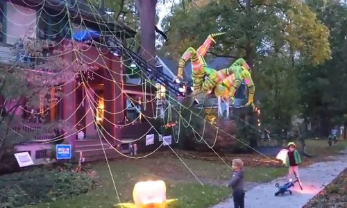 Ovaj lik je apsolutno lud za Noći vještica, pazite što je sagradio