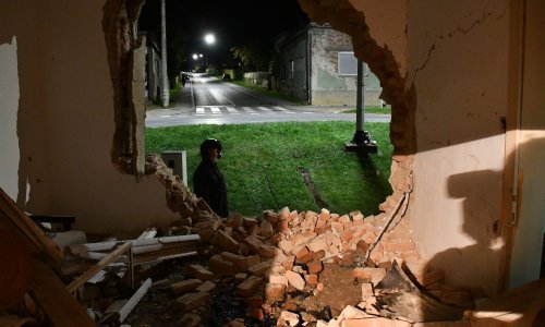 [VIDEO/FOTO] Nestvarni prizor iz Nove Gradiške: Autom srušio zid, završio u kući i poginuo, policija objavila detalje