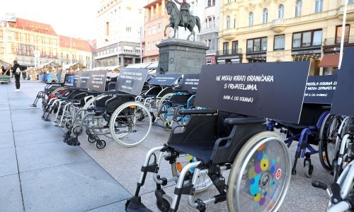 [FOTO/VIDEO] MUP na glavni zagrebački trg postavio 100 invalidskih kolica. Otkrili su kakvu poruku time šalju