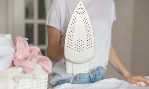 Znate li kako očistiti glačalo: Riješite se kamenca i mrlja s njegove ploče