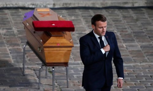 Macron odao počast ubijenom učitelju povijesti, nazvao ga 'tihim herojem' i 'licem Republike'