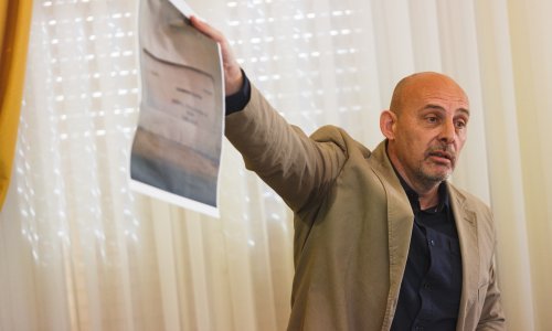 [VIDEO] Policija pretresla kuću Marka Pupića Bakrača zbog prijetnji županu, pronašli su mu puške i priveli ga u postaju