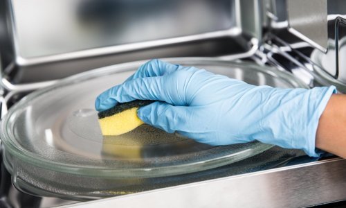 Ne znate kako očistiti mrlje s mikrovalne pećnice? Ništa lakše uz ovih nekoliko trikova