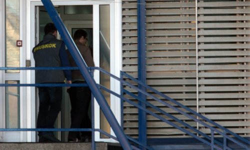 Policajac dilao sa službenom tajnom i oružjem