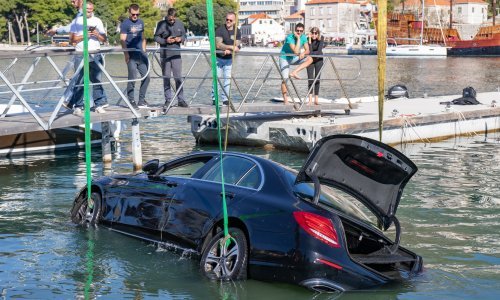 [FOTO/VIDEO] Zbog neprilagođene brzine skupocjeni Mercedes završio u moru