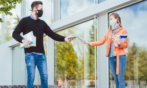 [VIDEO] Rizik zaraze koronavirusom postoji i kod više kratkih susreta sa zaraženima