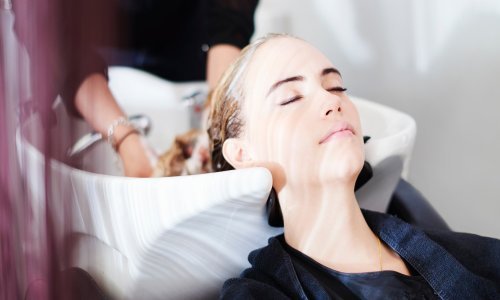 Kao da ste upravo izašli iz salona: Ovo su najbolji trikovi za pranje kose kod kuće, a koje morate isprobati