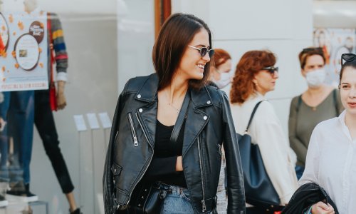 Zgodna brineta privukla je brojne poglede na špici svojim mladenačkim stajlingom za svaku pohvalu