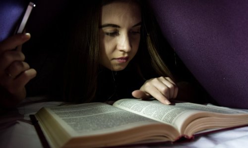 Trebate brzo doći do baterijske svjetiljke na vašem Androidu? Znamo dva načina