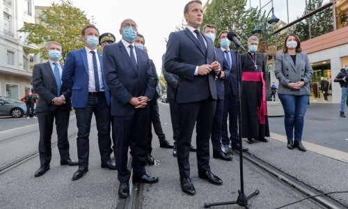 Macron na mjestu masakra u Nici: Vrlo je očito da je Francuska napadnuta 'islamističkim i terorističkim ludilom'