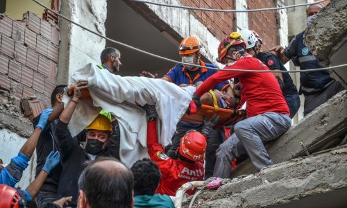 [FOTO/VIDEO] Iz sata u sat raste broj mrtvih, više stotina je ozlijeđenih! U Izmiru se izvlače preživjeli iz ruševina