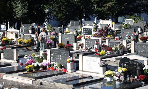 [FOTO] Uoči blagdana Svih svetih građani obilaze grobove najmilijih