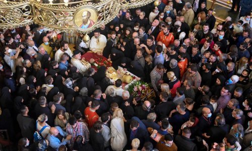 Tisuće vjernika na ispraćaju mitropolita Amfilohija, zdravstvene vlasti Crne Gore upozoravaju na kršenje epidemoloških mjera