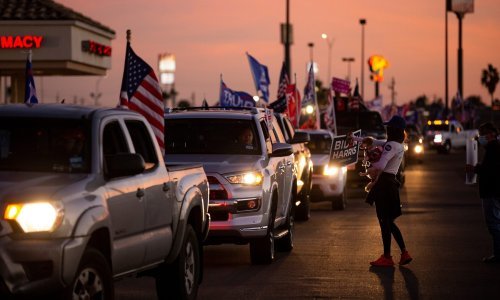 [VIDEO] FBI istražuje nasrtaj Trumpove karavane na Bidenov autobus u Teksasu; Trump: Volim Teksas!
