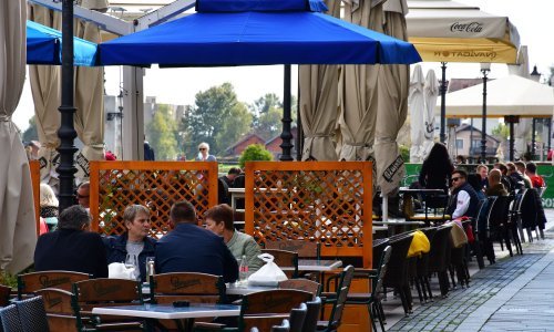 Muškarac u Varaždinu zaražen koronavirusom ulovljen kako pije kavu na terasi kafića; prevezen je u izolaciju, a dobit će i kaznenu prijavu