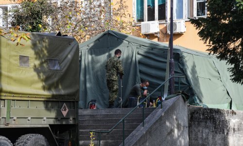 [FOTO] MORH: Hrvatska vojska postavila dodatne šatore pred Kliniku za infektivne bolesti