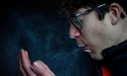 [VIDEO] Novi koncept maski ubija viruse u respiratornim kapljicama i tako ograničava širenje COVID-19