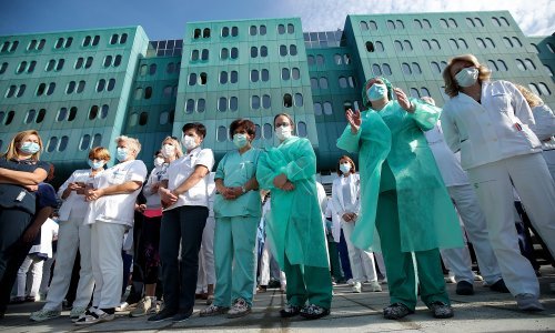 [VIDEO/FOTO] Novi prosvjed ispred KB Dubrava, liječnici i medicinske sestre poručuju: Oboljeli od covida liječe se u neadekvatnim prostorima, u lošim higijenskim uvjetima