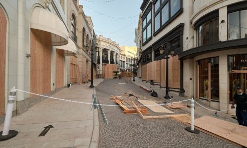 SAD: Luksuzne trgovine ispraznile izloge, komercijalne zgrade zaštićene daskama