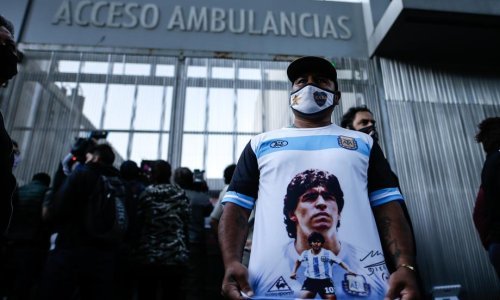 Maradona u teškom stanju stigao u bolnicu; zbog krvarenja u mozgu hitno je operiran, a vojsku navijača u kakvom je uopće stanju izvijestio je poznati neurokirurg