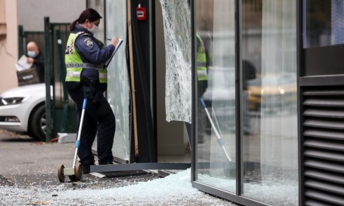 [FOTO/VIDEO] Žena u Zagrebu izgubila nadzor nad automobilom pa se zabila u polikliniku u centru grada