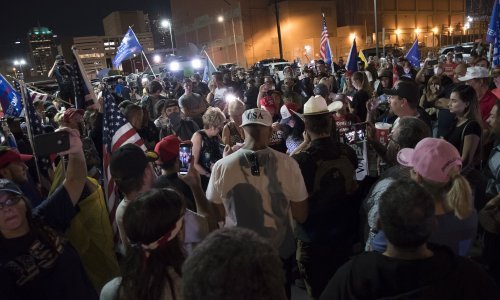 Prosvjedi širom Amerike: U Phoenixu desničarski voditelj Alex Jones nabrijavao Trumpove sljedbenike, napali protuprosvjednike, intervenirala policija