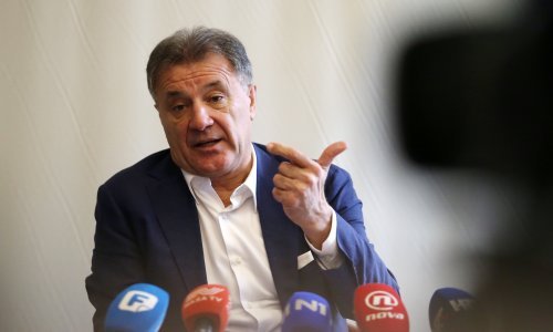 Zdravko Mamić raspisao se na Facebooku; šest kartica svega i svačega; po običaju udario po medijima, spominjao Boga, 'ubijanje' Dinama...