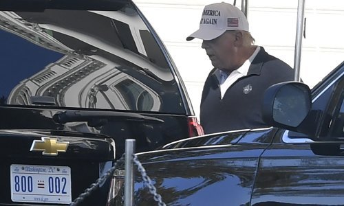 Trump u nedjelju ponovno na golfu; na putu do terena 'neprijateljski' slogani