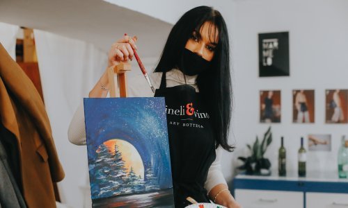 [FOTO/VIDEO] Proveli smo večer na kreativnoj radionici Pineli & Vino i oduševili se! Ako volite druženja uz čašu vina te puno smijeha i zabave, ovo je mjesto za vas, vratit ćete se kući i s umjetninom