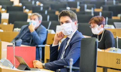 Karlo Ressler: Odlučno trebamo odbaciti ideju da svatko ima pravo dobiti azil i pravo na život u EU. Migracije ne trebaju biti stihijske, kroz šumu, pod okriljem noći